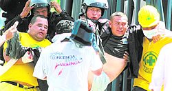 Les secouristes n’ont ménagé aucun effort pour secourir les policiers blessés. Sur l’image, ils éloignent les agents antiémeutes du danger et les conduisent vers des soins médicaux.. Foto: EDH