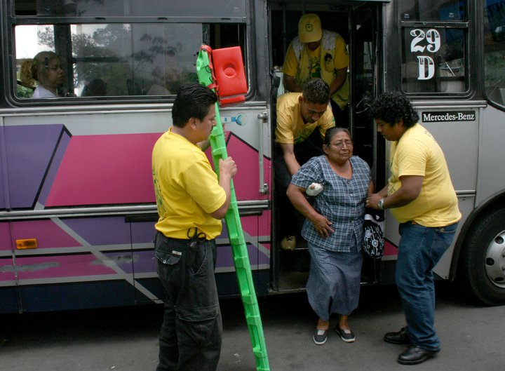 Comandos asistiendo a una Señora.
