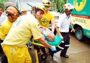 滑りやすい道路:雨の中での救出活動