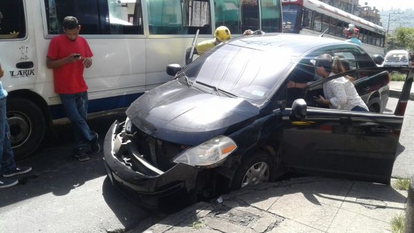 交通事故で女性2人が負傷
