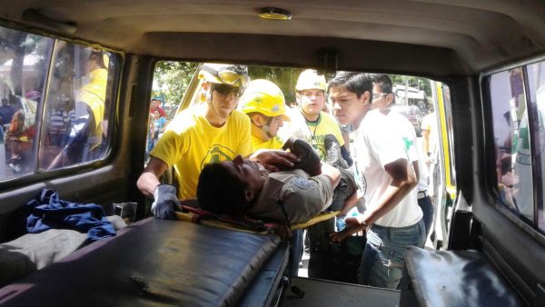 エルサルバドルの救援団体Comandos de Salvamento、サンタ・テクラで負傷したCAM職員を支援