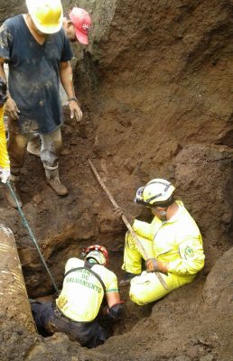 作業員、土砂に埋まり死亡