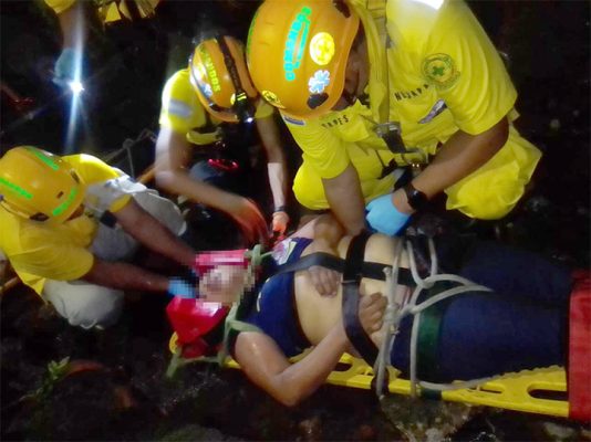 WOMEN FALL INTO RAVINE WHILE LOOKING FOR A BATHROOM