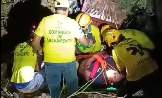 MORT ET BLESSÉ APRÈS LA CHUTE D’UN VÉHICULE DANS UN RAVIN