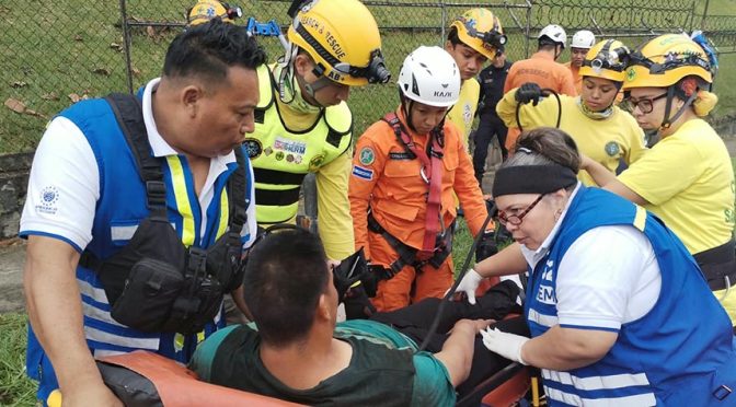 RESCATAN HOMBRE PASA LA NOCHE DENTRO DE ALCANTARILLA