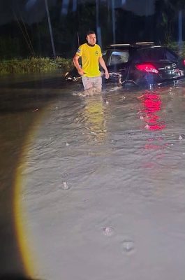 Un automotor resulta dañado por la inundación en la Colonia Las Brisas, en Lourdes, Colón.