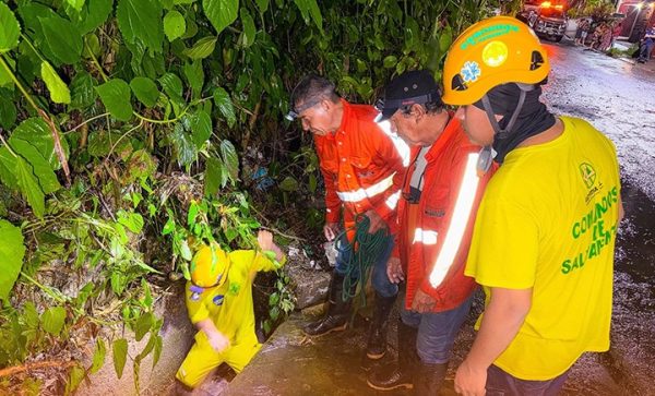 Socorristas de Comandos de Salvamento ayudan a destapar tragantes.