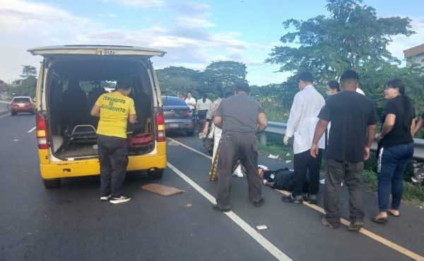 UNE FEMME PERD LA VIE EN TOMBANT D’UNE MOTOCYCLETTE