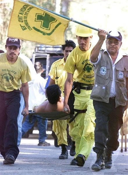 Eduardo Arósio Rivera, connu sous le nom de Mayén (qu’il repose en paix), portant le drapeau dans les années 1990.