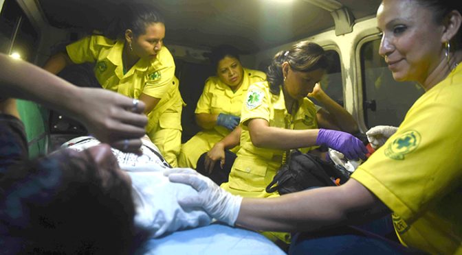 Women of Comandos de Salvamento providing prehospital care.